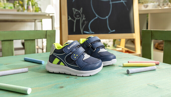 https://www.chicco.it/dw/image/v2/BJJJ_PRD/on/demandware.static/-/Sites-Chicco-Italy-Library/it_IT/dw733cb448/site/06-Pagina di Categoria/Fashion/Scarpe/Nuova Collezione/2026/AI 2026/BTS./680x385px-CHICCO_FW-26_103.jpg